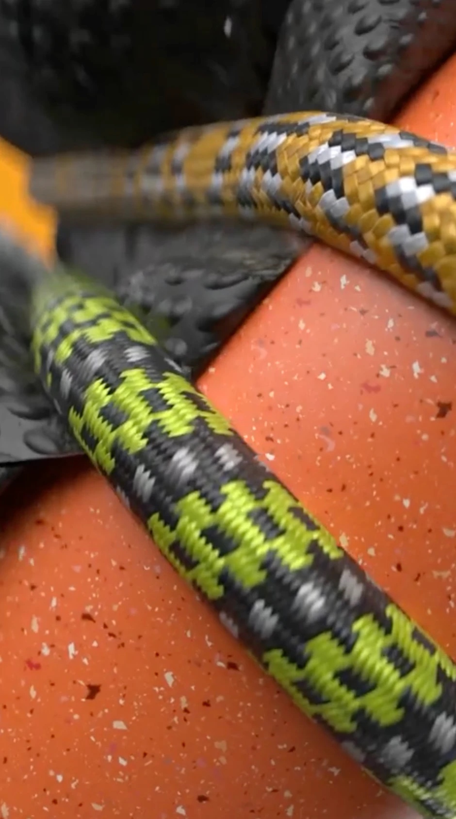 Nahaufnahme geflochtener, farbiger Gummibänder in einer Cloth-Simulation