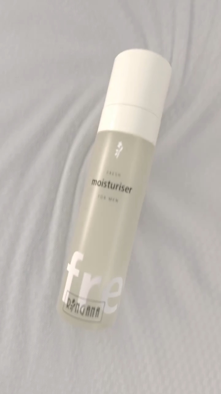 Cloth Simulation – RINGANA Moisturiser in Stoff drapiert – Standbild 1