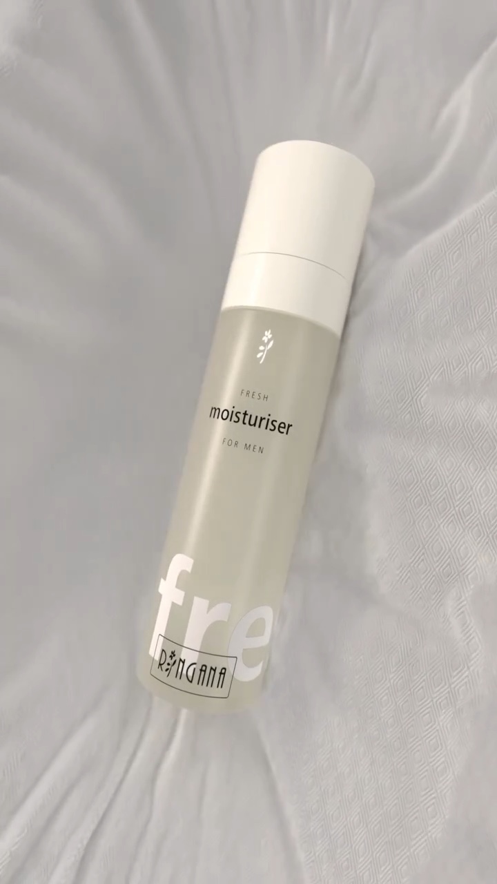 Cloth Simulation – RINGANA Moisturiser in Stoff drapiert – Standbild 2