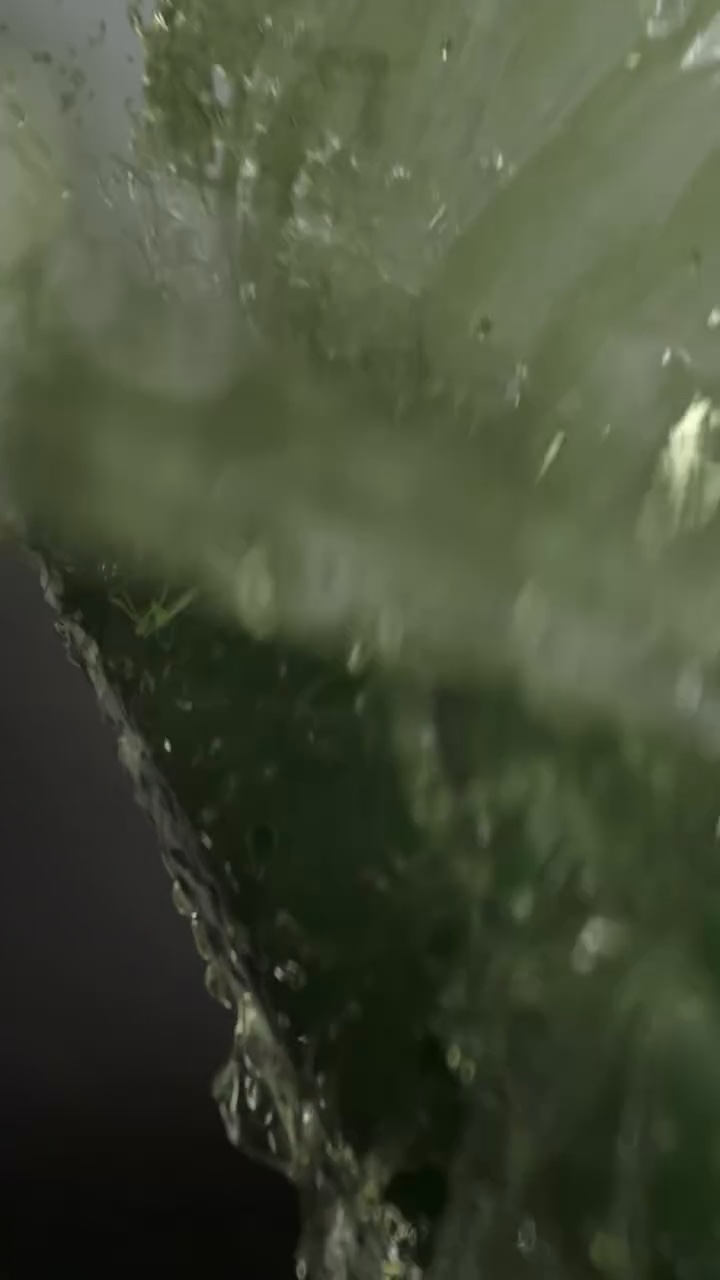 Kosmetik-Produktspot – grüner Splash mit LiquiGen – Standbild 5