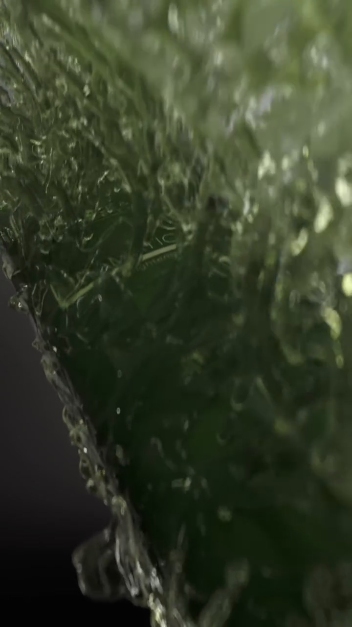 Kosmetik-Produktspot – grüner Splash mit LiquiGen – Standbild 6