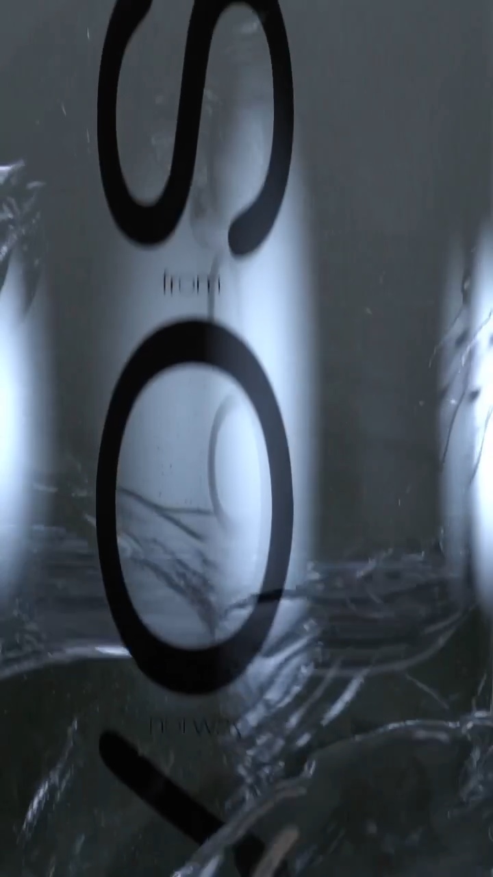 VOSS Spec Ad – Premium-Wasser in Bewegung – Standbild 1