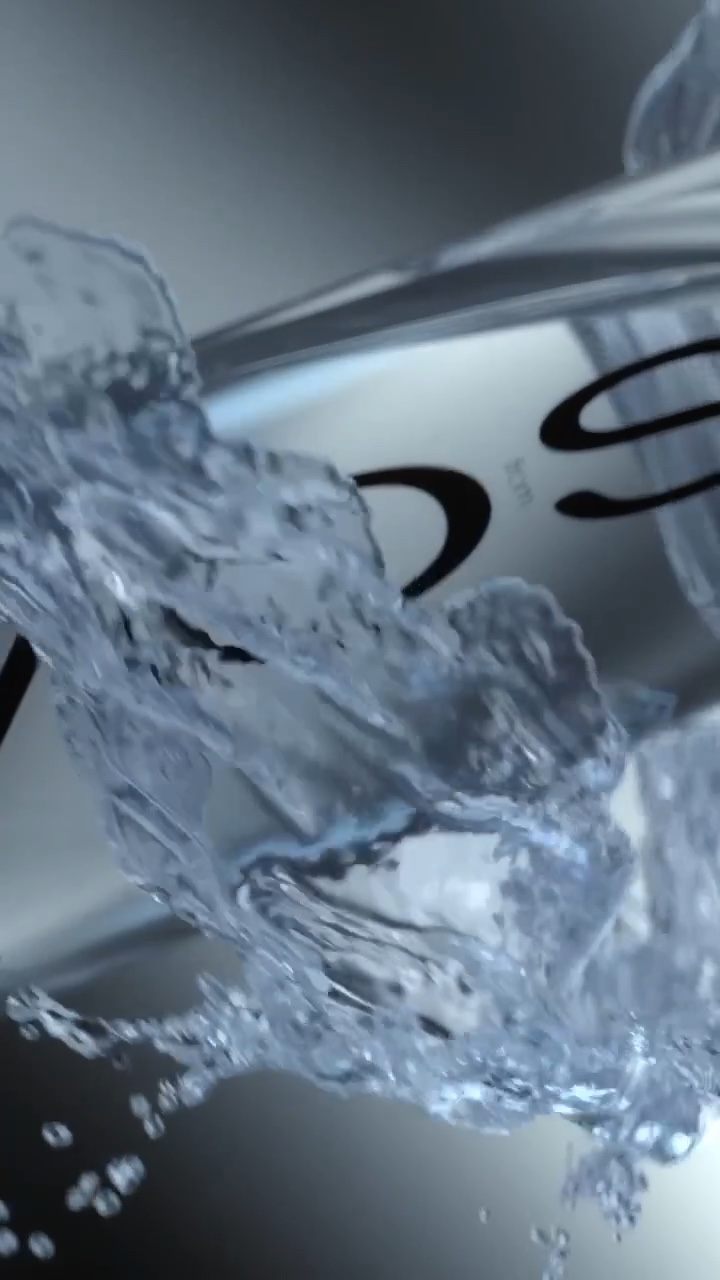 VOSS Spec Ad – Premium-Wasser in Bewegung – Standbild 3