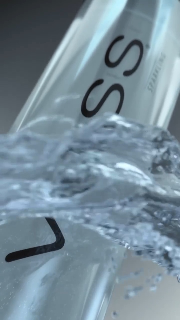 VOSS Spec Ad – Premium-Wasser in Bewegung – Standbild 6