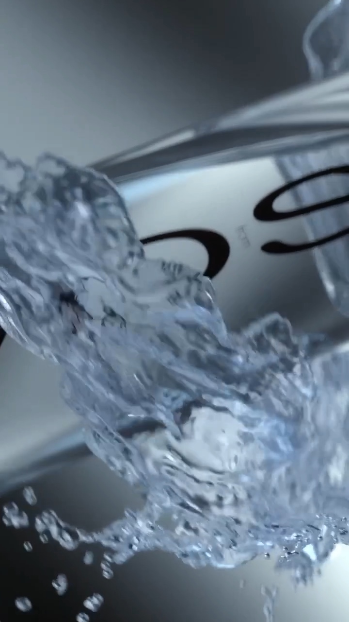VOSS Spec Ad – Premium-Wasser in Bewegung – Standbild 7