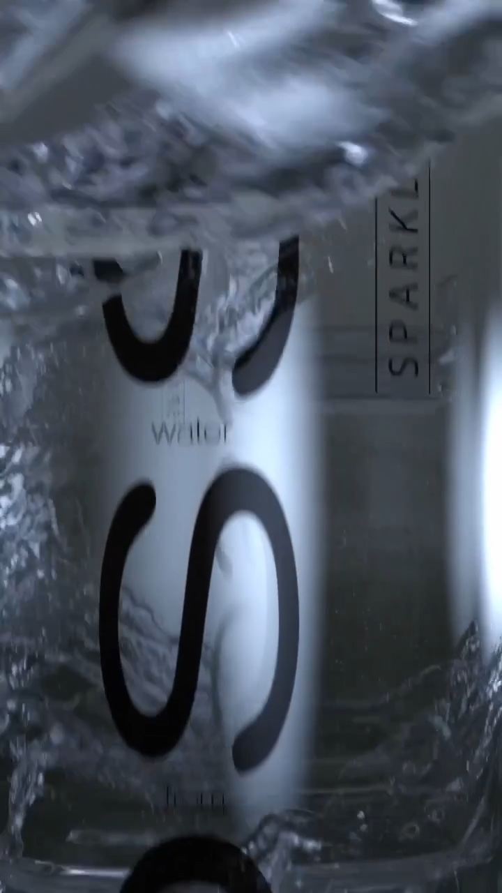 VOSS Spec Ad – Premium-Wasser in Bewegung – Standbild 8